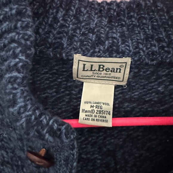 L.L. Bean 100% Lamb’s Wool Sweater men’s or women’s size M - Picture 2 of 5